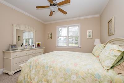 Queen bedroom 3