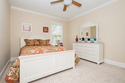 Queen bedroom 4