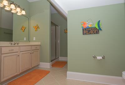 Upstairs full bathroom 4