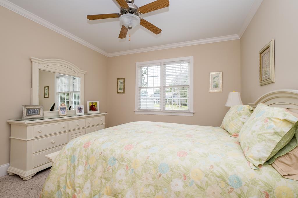 Queen bedroom 3